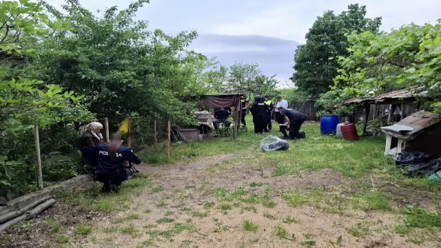 Scandal într-un sat din Vrancea. Bărbat violent, oprit de polițiști după ce și-a amenințat mama și fratele cu un cuțit
