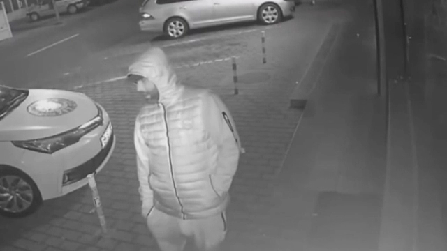 Un bărbat este căutat de poliție după ce a bătut și tâlhărit o femeie, în Iași. Victima a căzut inconștientă la pământ