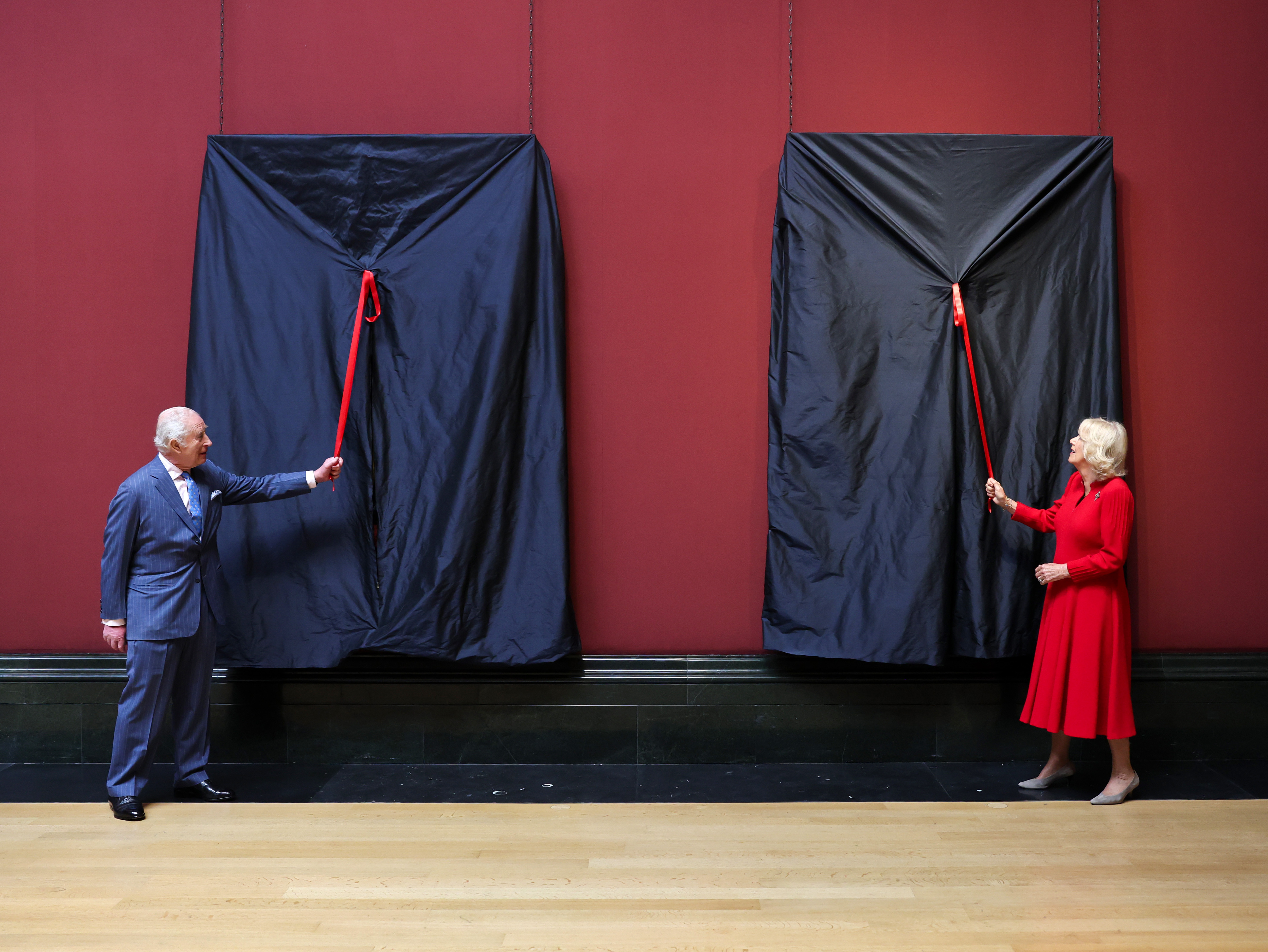 Charles şi Camilla au prezentat două noi portrete oficiale pentru a doua aniversare a încoronării lor. FOTO