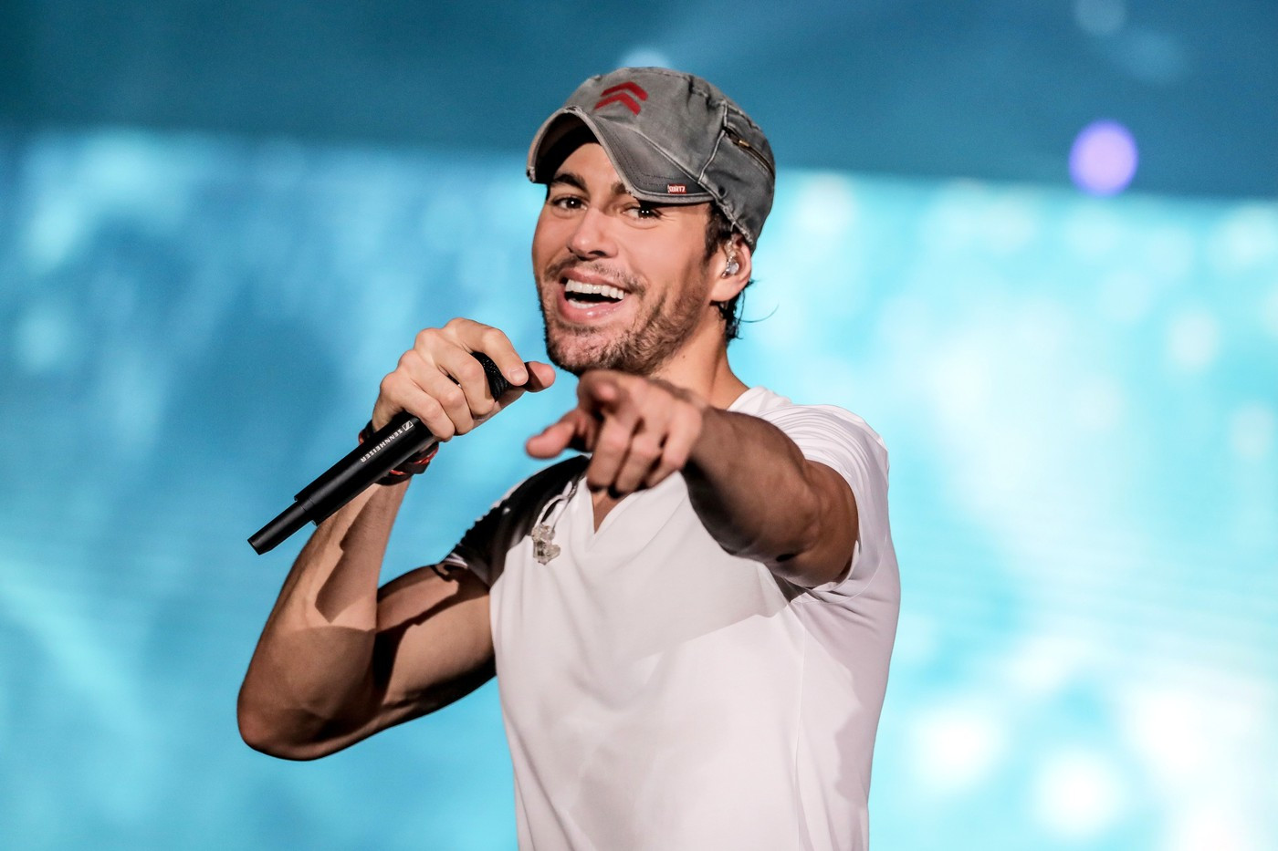 Enrique Iglesias împlinește 50 de ani. Cum a devenit una dintre cele mai mari vedete ale muzicii latino. GALERIE FOTO