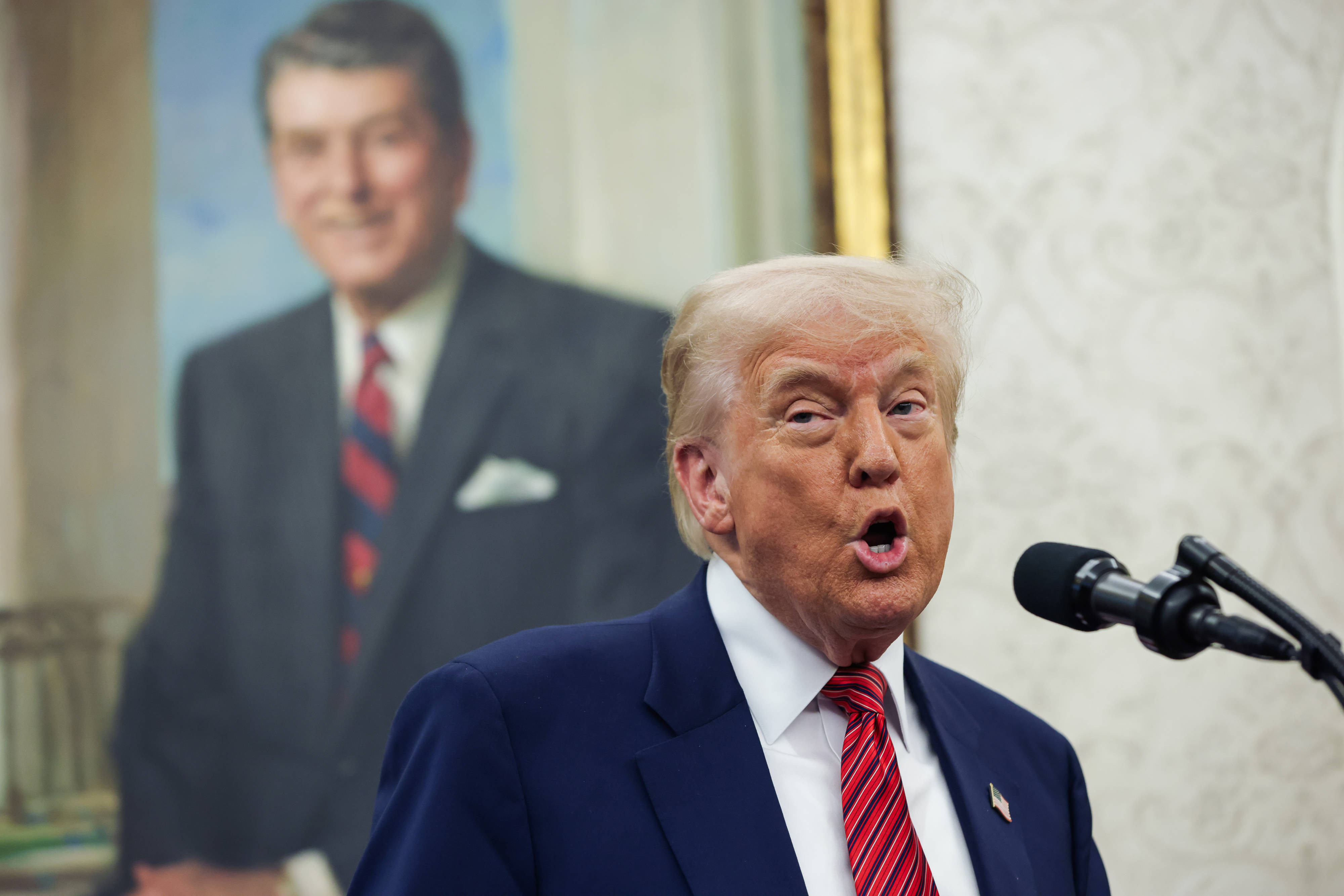 Trump îl califică drept „imbecil” pe preşedintele Rezervei Federale, după refuzul acestuia de a reduce dobânda de referinţă