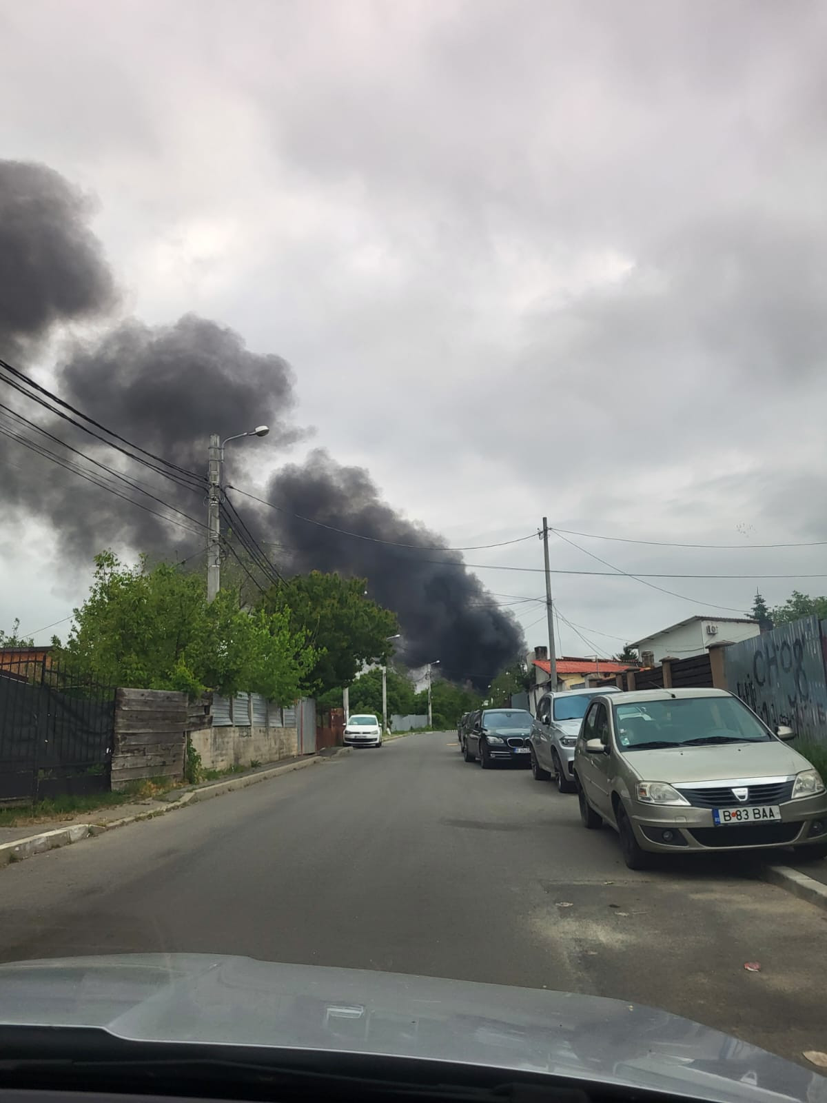 Incendiu de proporții în București. Flăcările au distrus un depozit și un atelier din Sectorul 6 al Capitalei. VIDEO