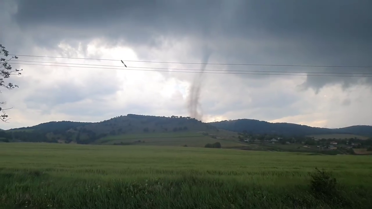 Momentul în care se formează o tornadă în Tulcea. Mesaj RO-Alert de vreme extremă. VIDEO
