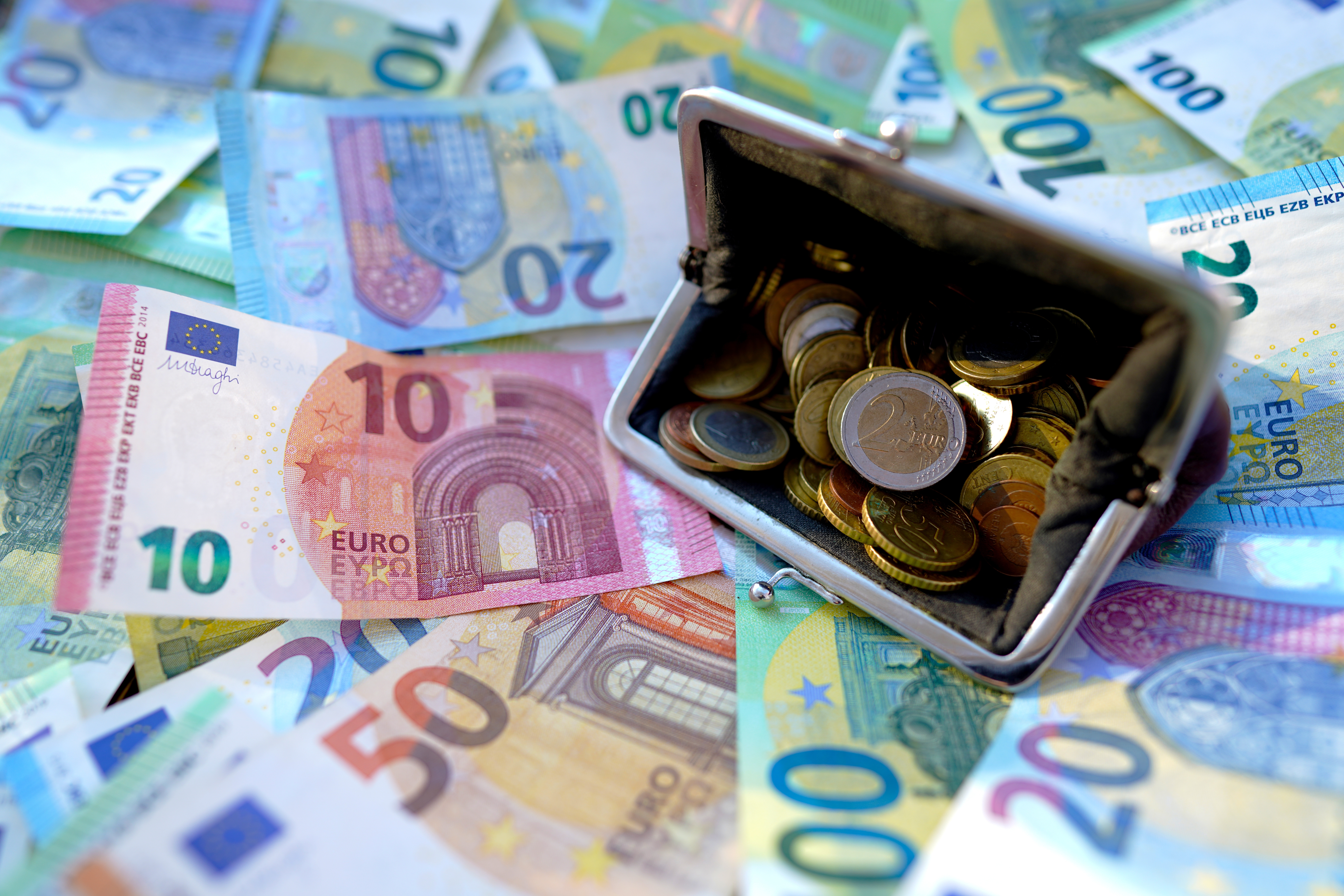 Cursul valutar BNR, astăzi 8 mai 2025. Cât a ajuns EURO în a treia zi peste 5 lei