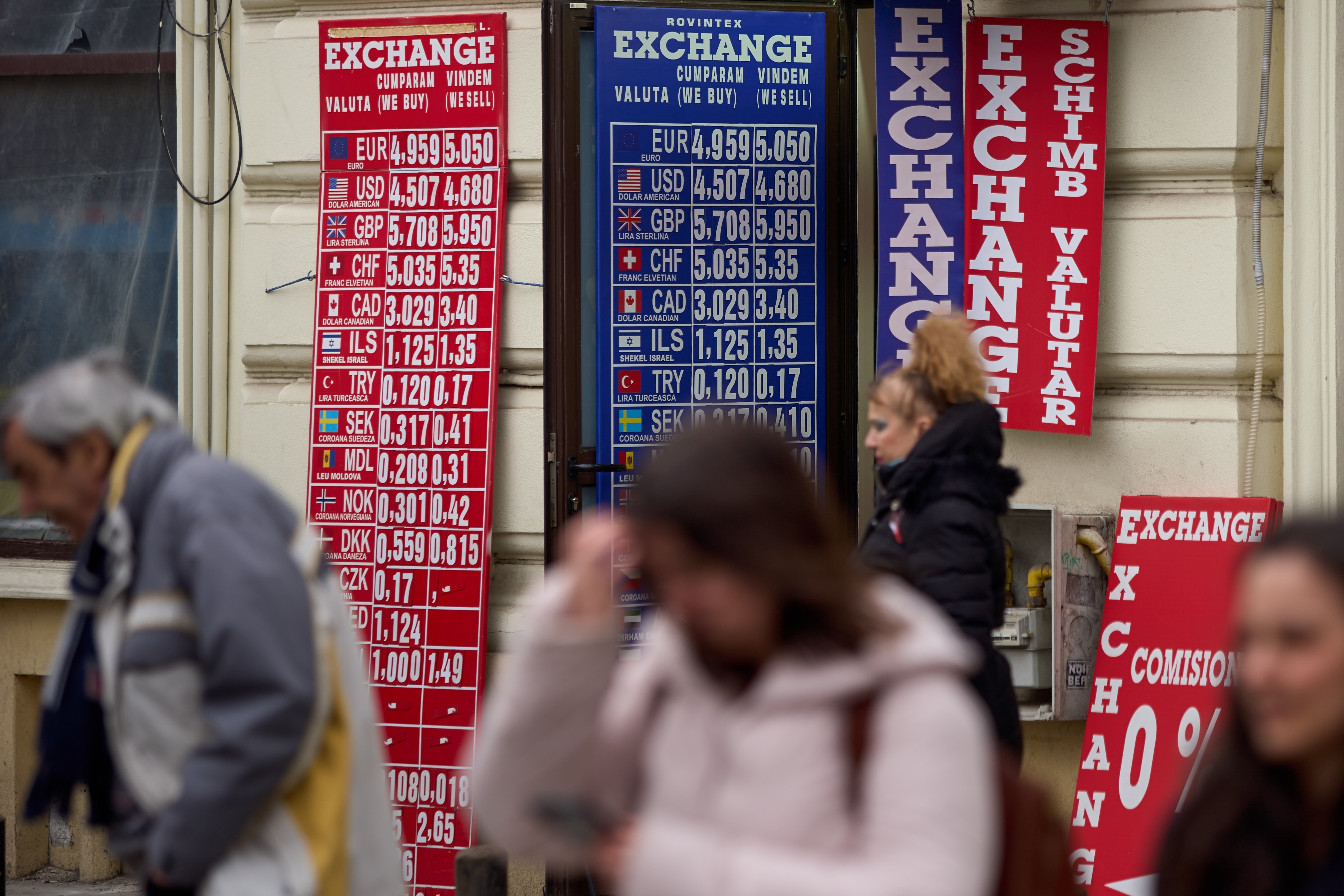 Cu cât s-a depreciat leul față de euro, dolar și franc elvețian, marți. Panta pe care intră aurul