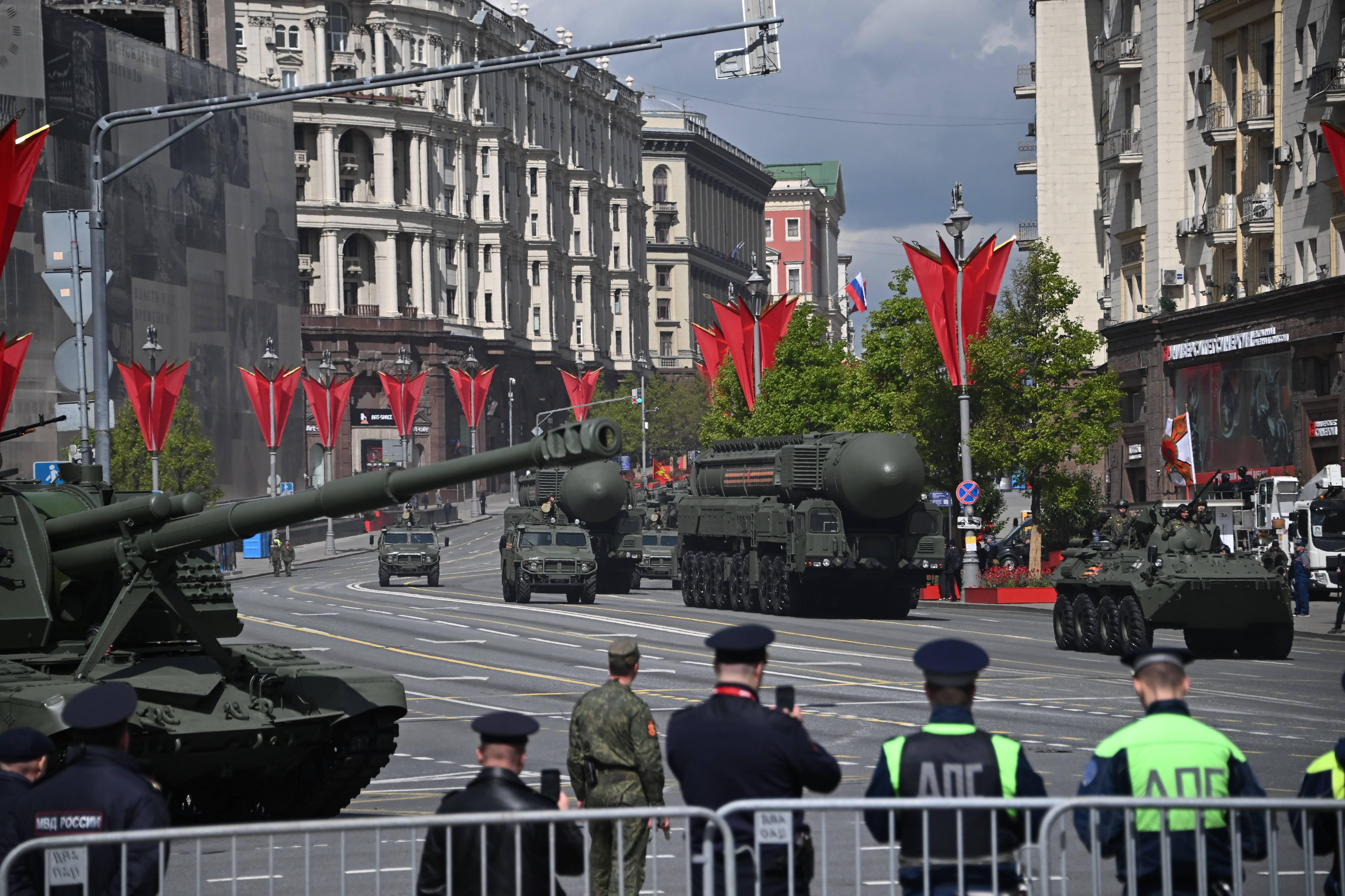 Mașinării ucigașe vor defila în Piața Roșie de Ziua Victoriei. Tancuri, drone și rachete care fac ravagii în Ucraina | FOTO