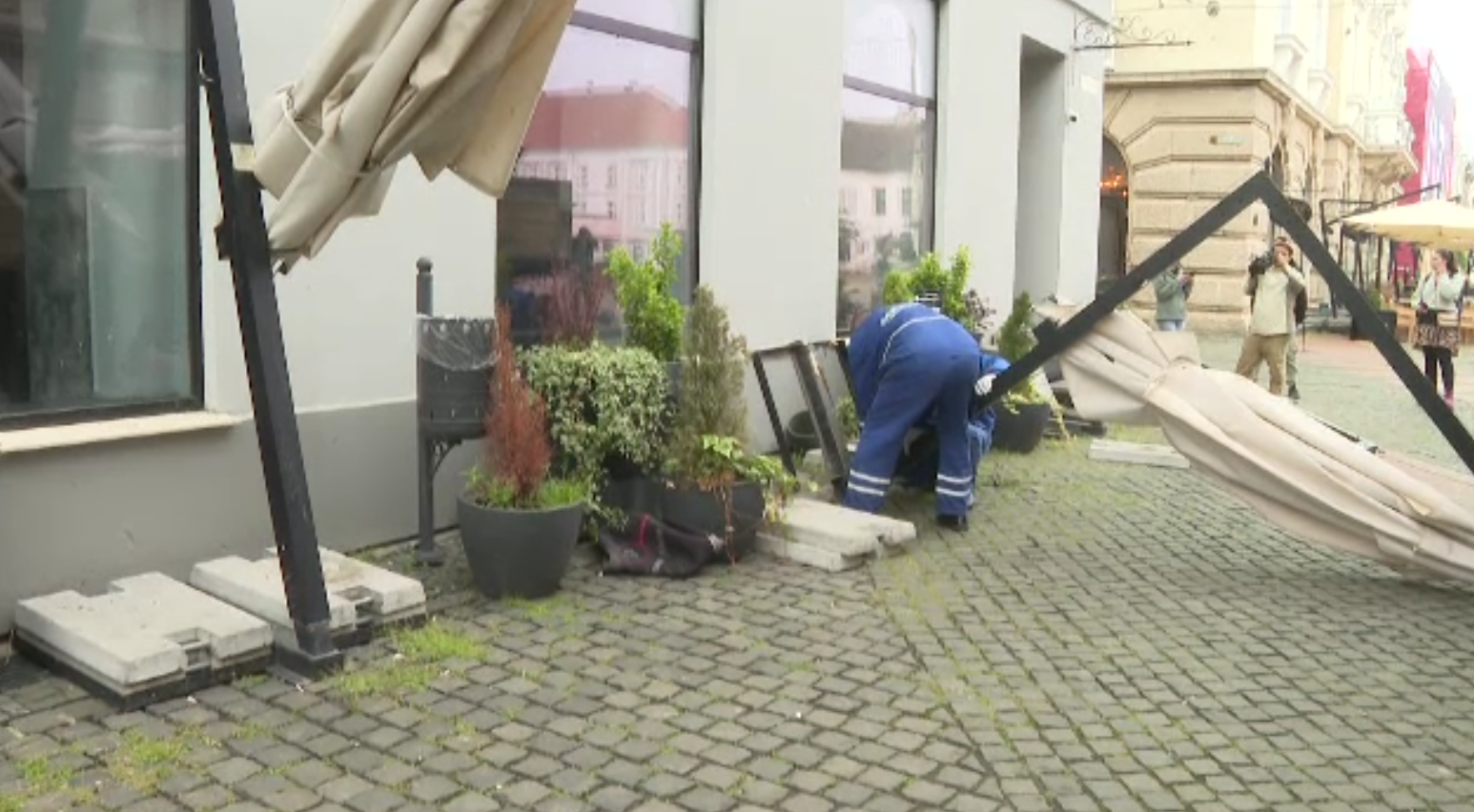 Terase demontate și confiscate în centrul Timișoarei. Proprietarii au fost notificaţi că ocupă ilegal spaţiul public