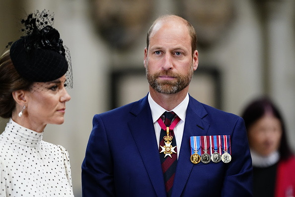 Prințesa Kate, apariție plină de eleganță alături de Familia Regală la ceremonia de Ziua Victoriei în Europa. GALERIE FOTO
