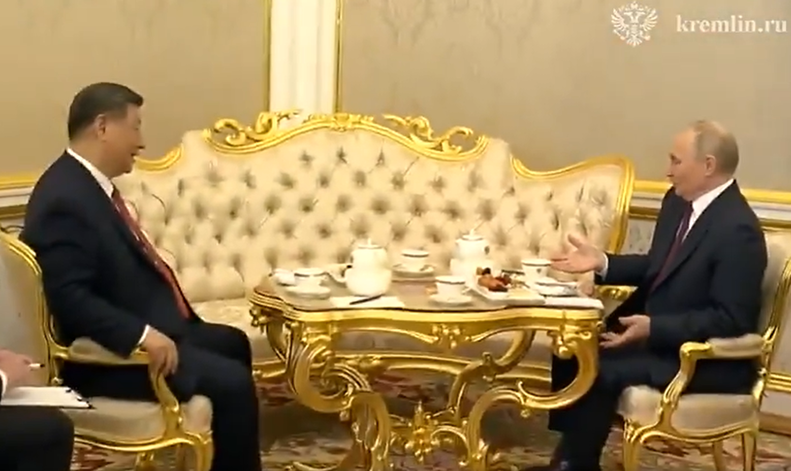 Vladimir Putin și Xi Jinping se invită unul pe altul să bea ceai, dar niciunul nu are curajul s-o facă | VIDEO