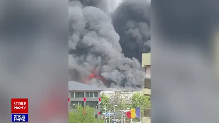 Incendiul de proporții din București este de nestăvilit. Flăcările s-au extins pe 1.200 de mp. VIDEO