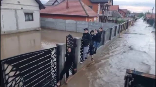Sudul României, sub ape și grindină. Zeci de gospodării afectate în urma furtunilor: „Am 82 de ani, nu am văzut așa ceva”