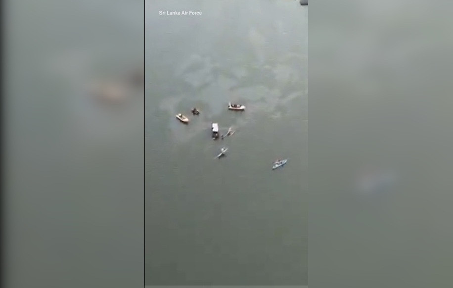 Șase persoane au decedat, după ce un elicopter militar s-a prăbușit în timpul unei parade, în Sri Lanka. VIDEO