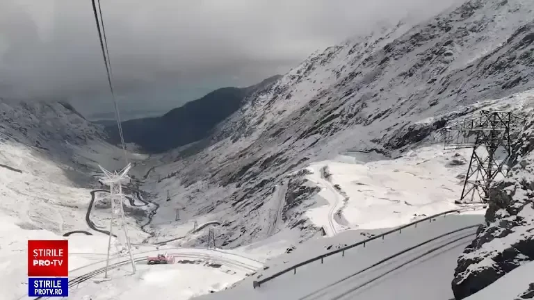 S-au întors ninsorile în România. Stratul depus de zăpadă a ajuns în unele locuri la peste 7 centimetri