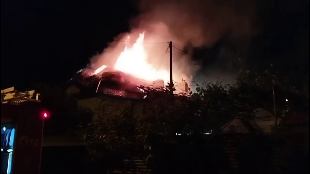 Incendiu violent în Galați. Acoperișul comun a 3 case au fost cuprinse de flăcări. De la ce ar fi pornit focul