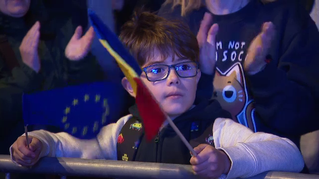 Românii au ieșit în stradă pentru a sărbători apartenența la civilizația europeană. ”Vreau din tot sufletul să rămânem în UE”