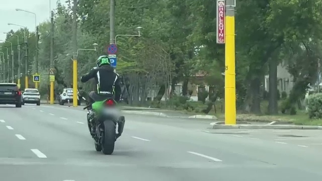 Motociclist căutat de poliție, după ce s-a urcat în mers cu picioarele pe ghidon, pe o șosea din Mamaia