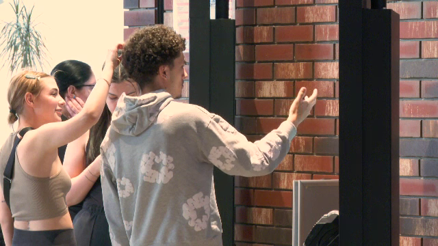 Generația Z, tot mai pragmatică când vine vorba de cumpărături. Cum încearcă comercianții să le câștige loialitatea