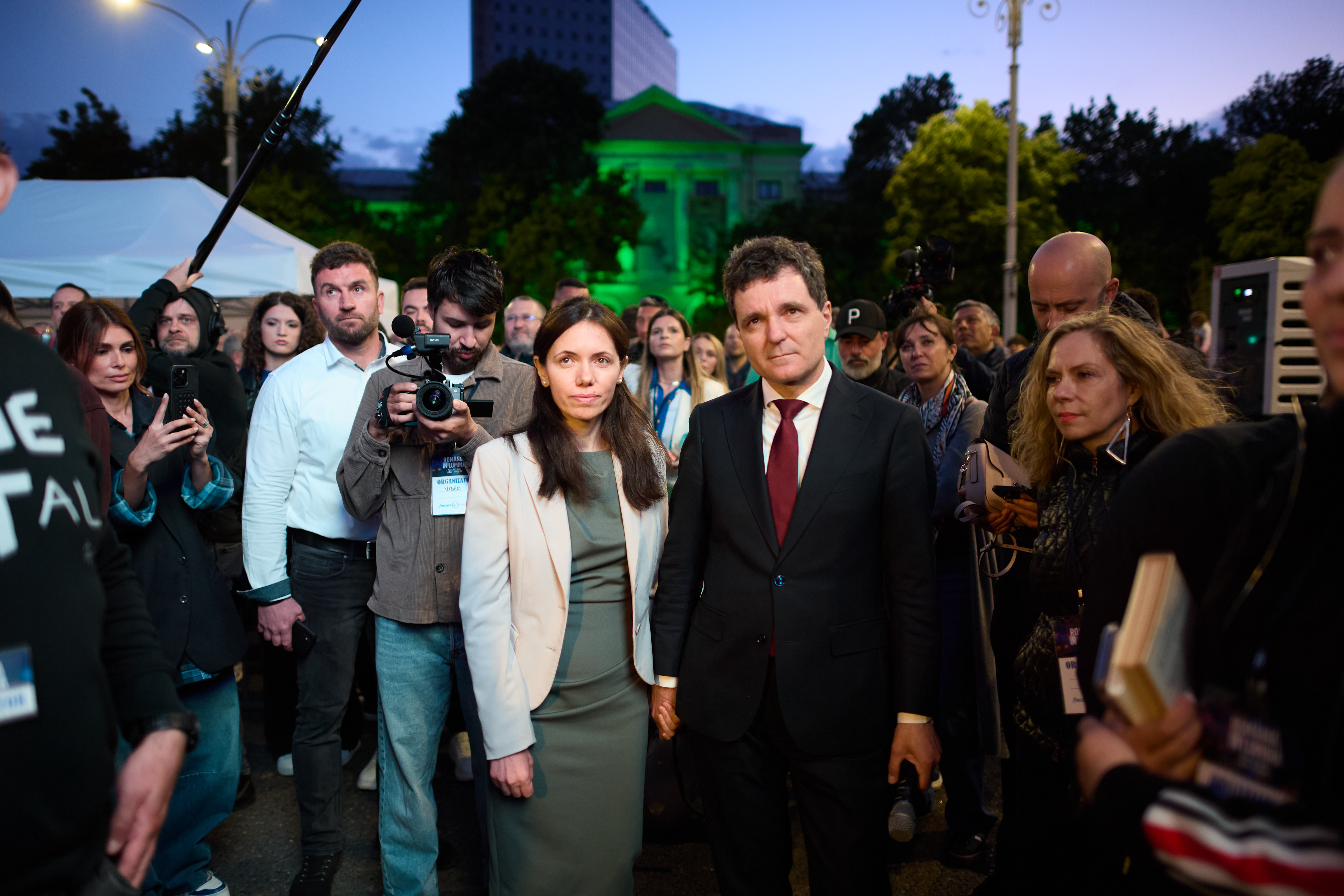 Peste 30.000 de oameni au participat la mitingul din Piața Victoriei, organizat de Nicușor Dan. La final, s-a auzit imnul UE