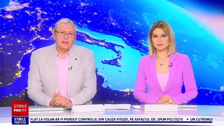 Momentul în care un șofer se izbește de o mașină și ricoșează într-un gard, după ce a ignorat un indicator rutier, în Iași