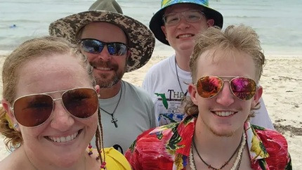 Un bărbat și-a înjunghiat mortal soția și cei doi fii, apoi s-a sinucis, cu câteva ore înainte de absolvirea unuia dintre ei