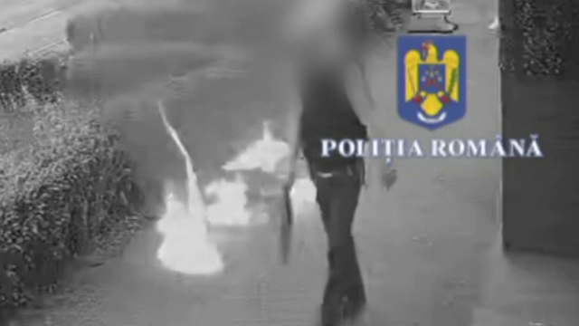Un bărbat din Pitești ar fi pus foc în fața unei săli de jocuri de noroc și i-ar fi amenințat cu un cuțit pe angajați