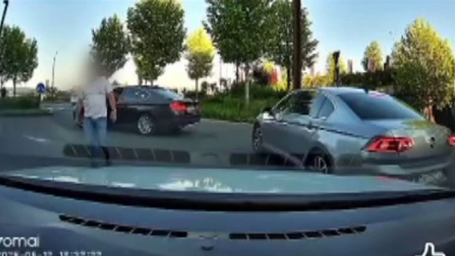 Momentul în care un șofer nervos atacă o mașină de ride sharing în timp ce coborau pasagerii. Ce le-a spus polițiștilor.VIDEO