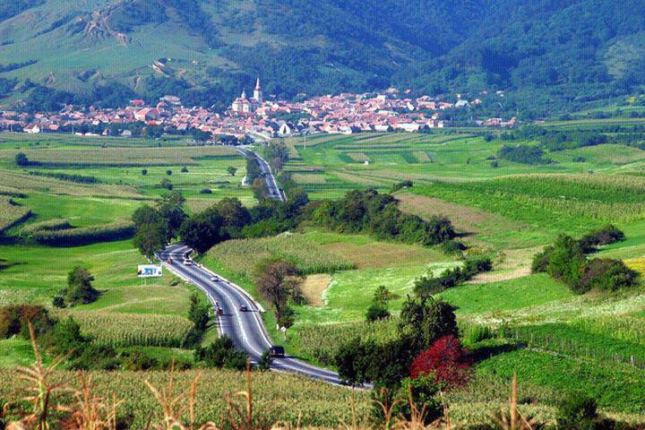 Comuna din România unde nu există șomaj și se vor intersecta două autostrăzi. Valoarea proprietăților s-a dublat