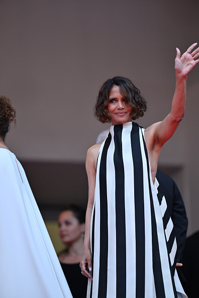 Halle Berry a fost nevoită să îşi schimbe rochia la Festivalul de la Cannes 2025. Reguli stricte pe covorul roșu anul acesta
