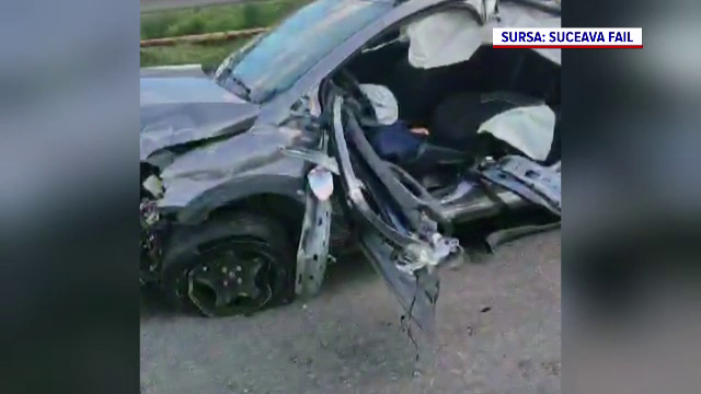 Momentul în care un șofer se izbește de un parapet după o depășire periculoasă, pe un drum din Suceava