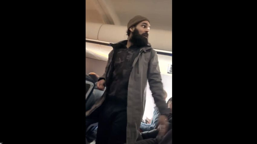 Individul „jumătate înger, jumătate diavol” care a terorizat pasagerii unui zbor. A forțat ieșirea de urgență