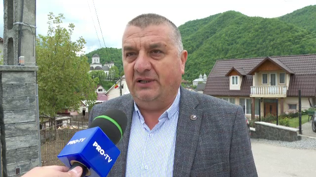 Localitatea din România în care oamenii vor primi câte două buletine de vot duminică. Care este motivul