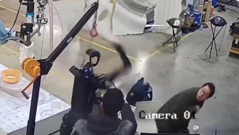 Un robot umanoid a devenit agresiv și a atacat persoanele din jurul său. VIDEO