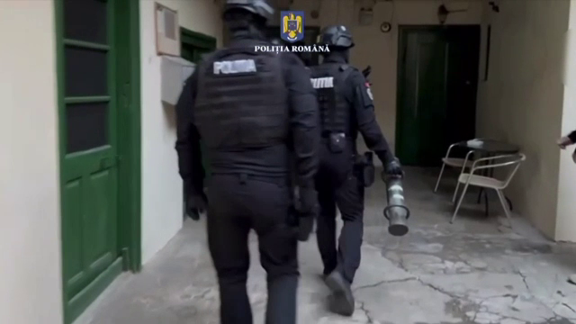 Un bărbat din Capitală s-a trezit cu mascații la ușă, după ce ar fi accesat ilegal sistemul informatic al unei societăţi