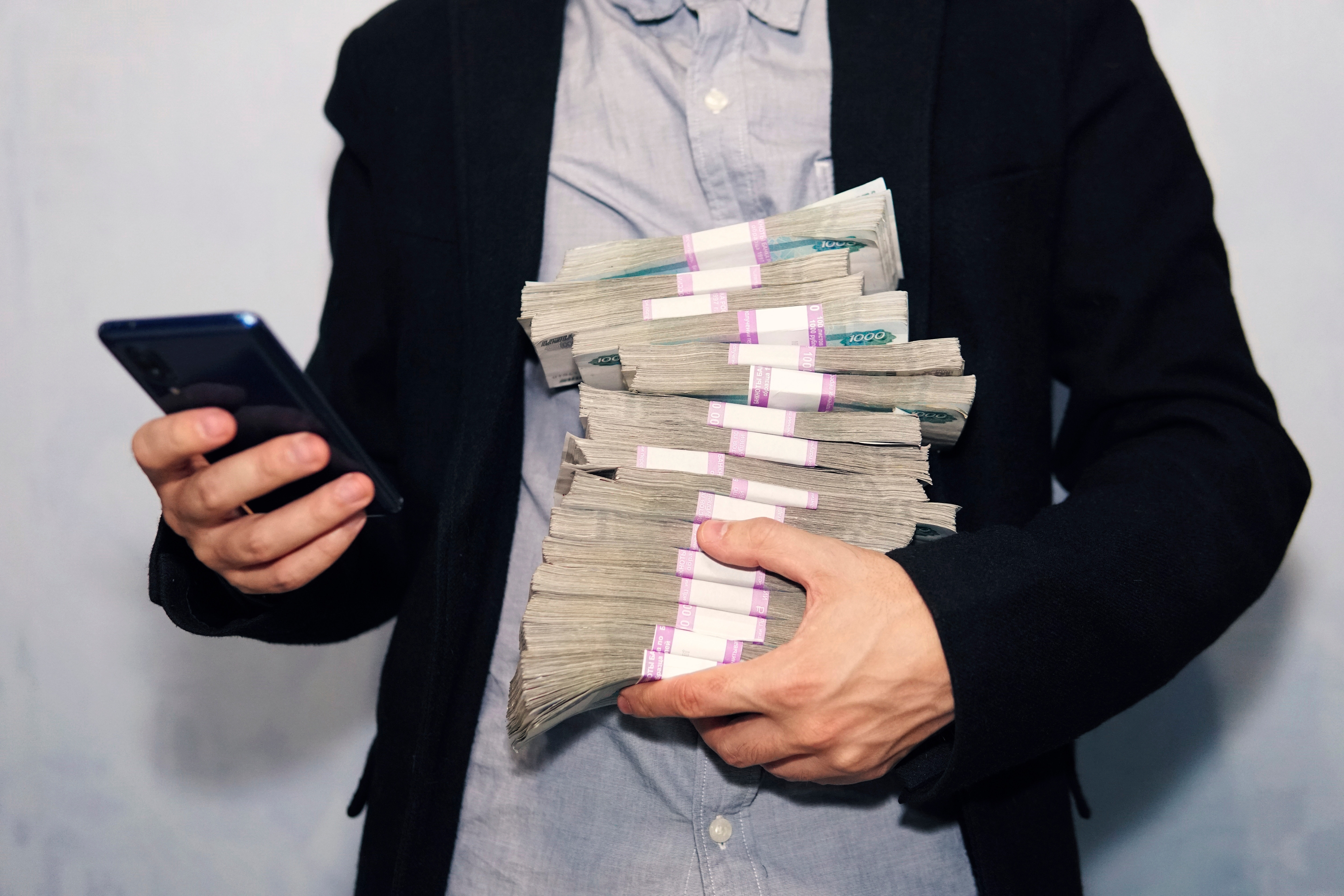 O mare bancă din România a închis conturile unor ruși care au funcții importante în țara noastră. Cine sunt aceștia