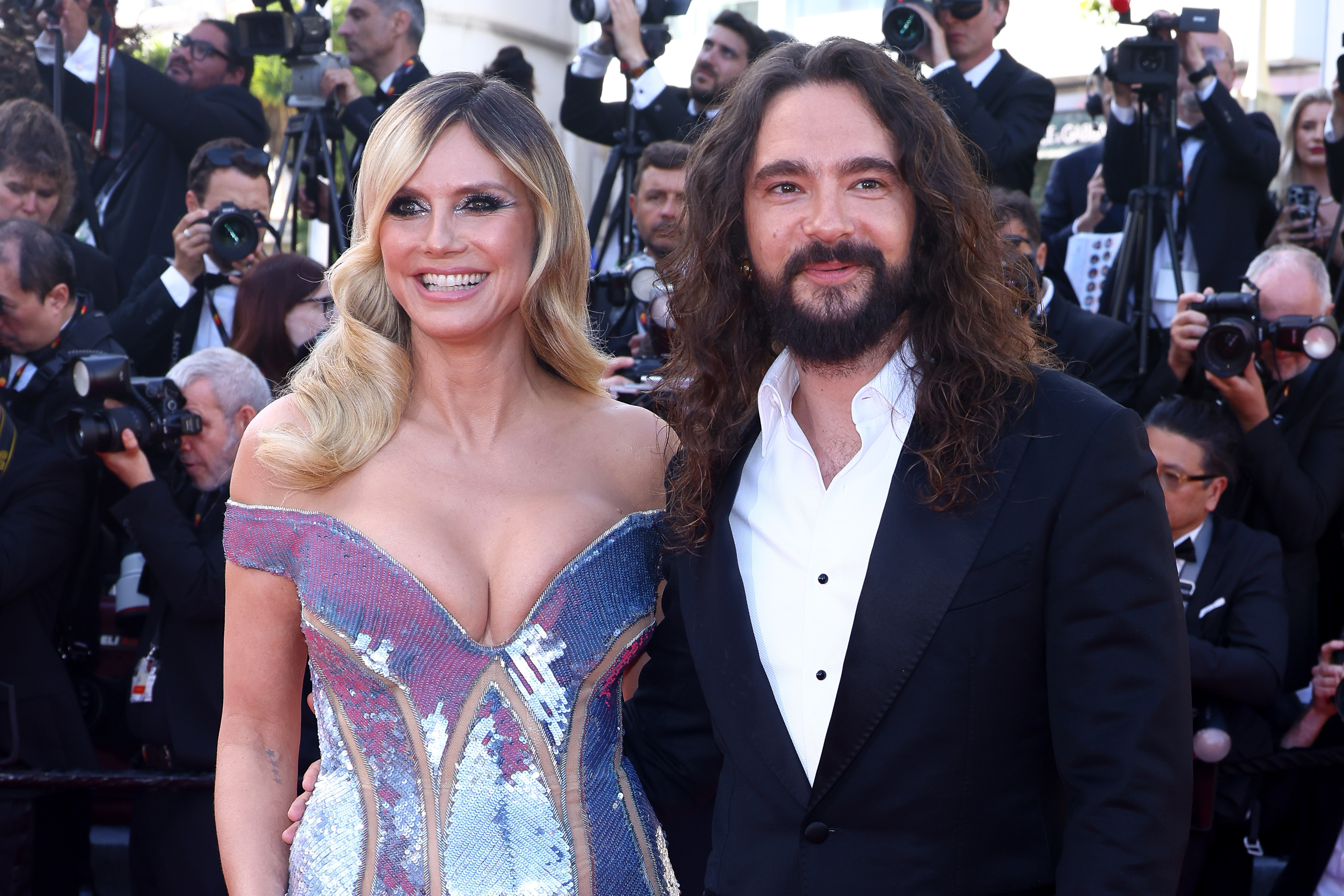 Heidi Klum a făcut furori pe covorul roșu la Cannes 2025, alături de soțul său. Ce ținută a purtat. GALERIE FOTO