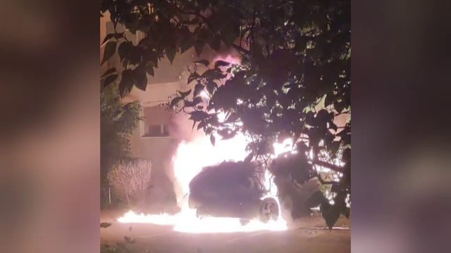 Momentul în care doi bărbaţi dau foc unui autoturism parcat lângă un bloc din Orăştie