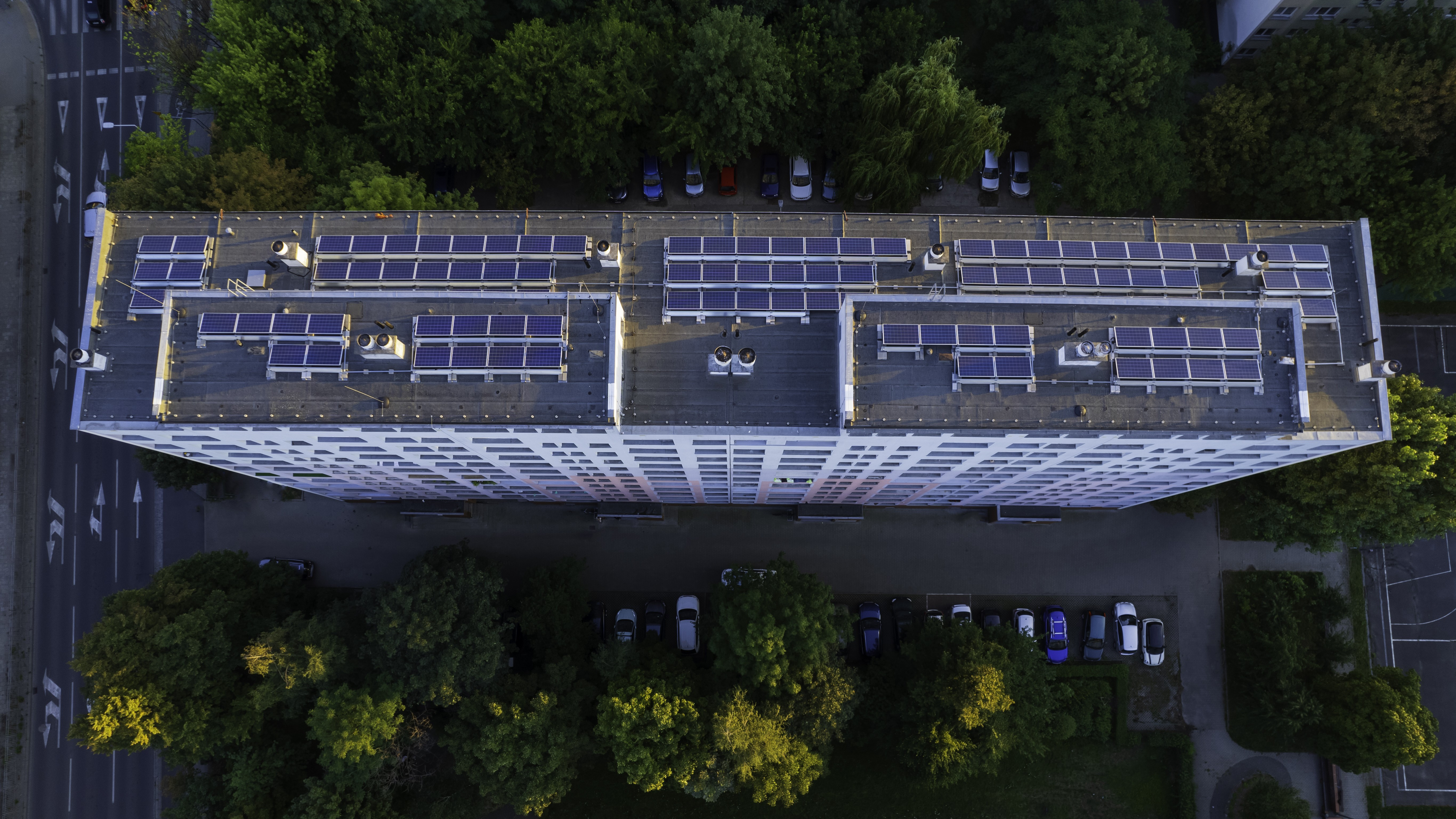 Facturi mai mici la curent pentru românii de la bloc: panourile solare, tot mai aproape