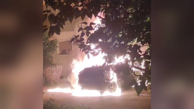 Un autoturism a fost cuprins de flăcări uriașe, în toiul nopții. Proprietarul mașinii spune că este o răzbunare din gelozie
