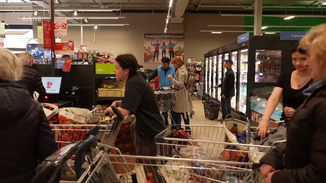 Românii au început să își facă provizii ca în pandemie din cauza incertitudinilor. Ce produse au cumpărat