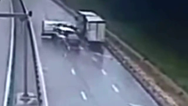 Momentul în care microbuzul plin cu oameni intră într-un TIR, pe A1. 11 oameni au fost răniți