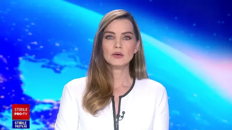 Momentul în care doi bărbaţi dau foc unui autoturism parcat lângă un bloc din Orăştie