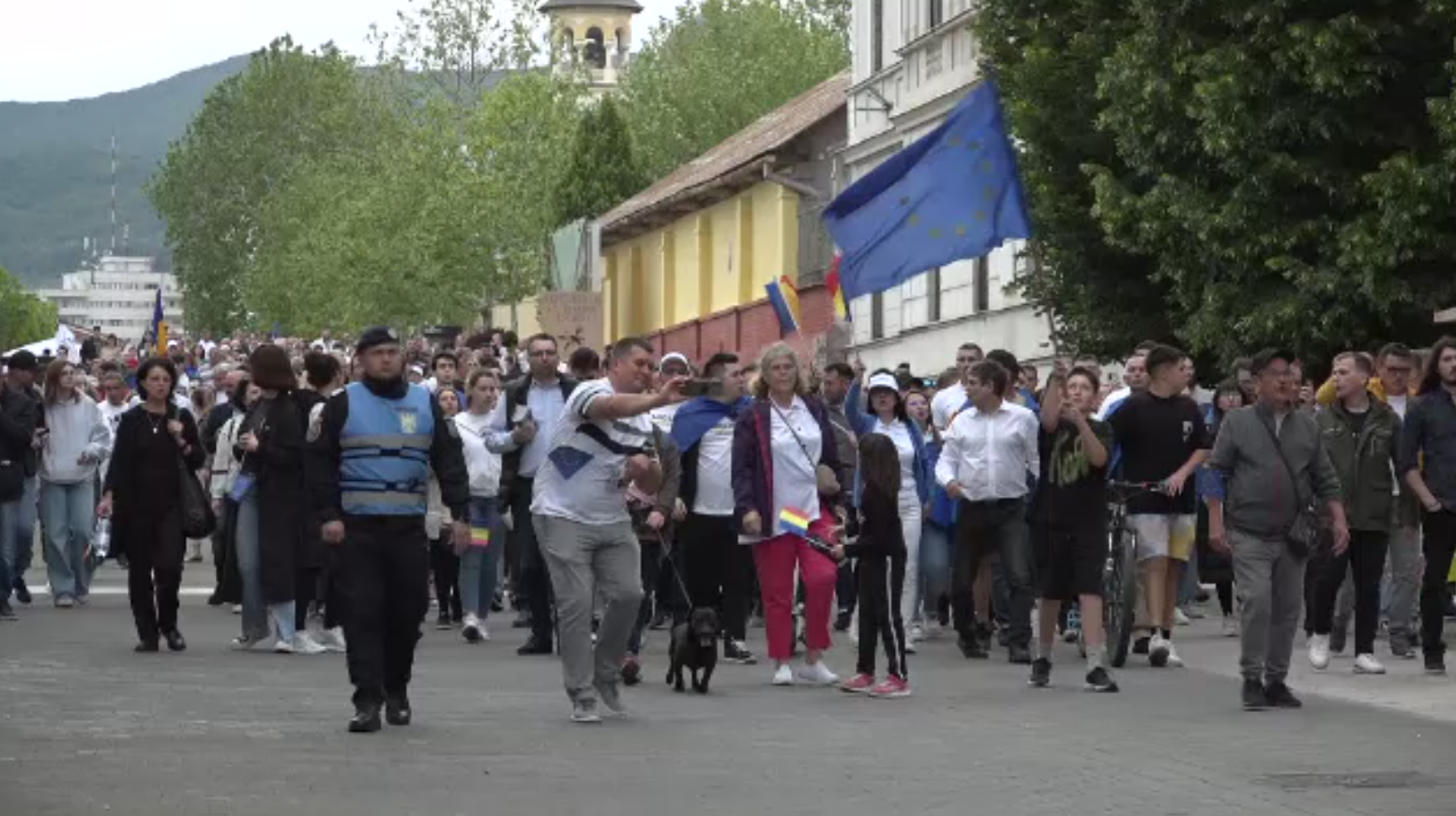Manifestație pro-europeană în orașul Marii Uniri. ”Vreau ca țara mea să rămână liberă în Europa”