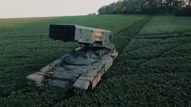 Rușii se fac că negociază pacea, în timp ce dislocă trupe la granița cu Ucraina pentru o nouă invazie masivă. Ce va urma