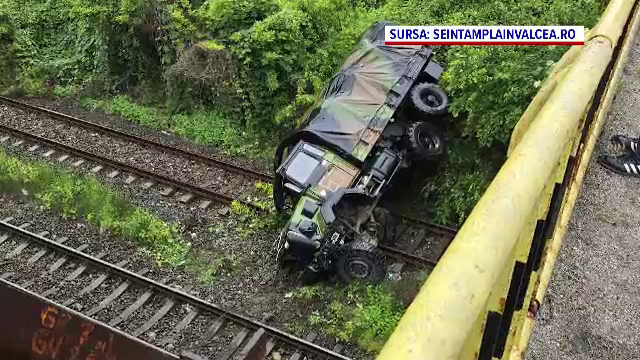 Militari francezi răniți într-un accident pe Valea Oltului. Camionul în care se aflau a căzut pe calea ferată