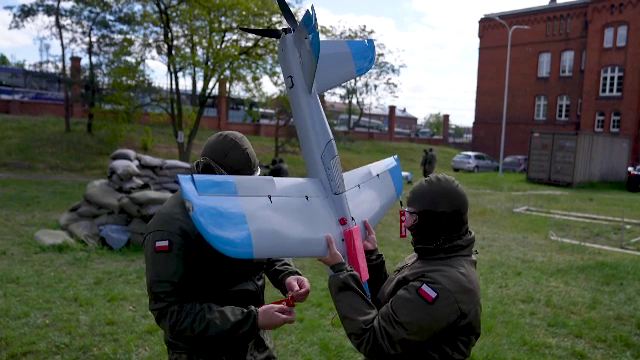 Soldații voluntari din Polonia: tâmplari, studenți și șoferi de taxi. La drone este un avantaj să te fi jucat pe Playstation