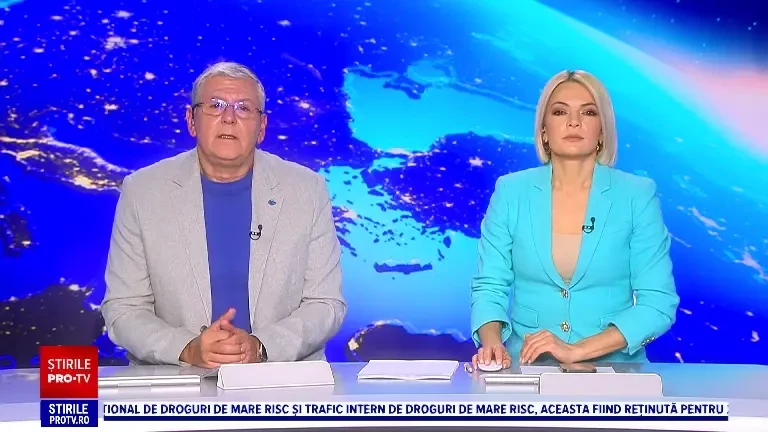 Bărbat surprins de camere în timp ce aruncă o canapea între blocuri, în Pitești. Ce amendă a primit