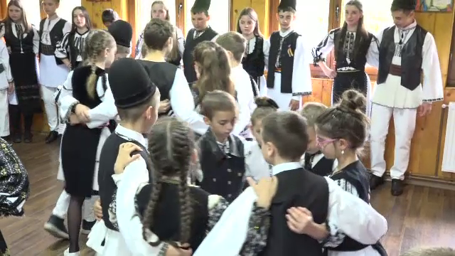 Vacanță mai devreme pentru copiii ciobanilor din Alba. Pleacă în transhumanță, alături de familiile lor