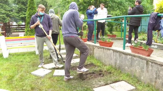 Voluntari din Brașov transformă curtea unui spital pentru bolnavi incurabili în doar 24 de ore. Cum arată locul