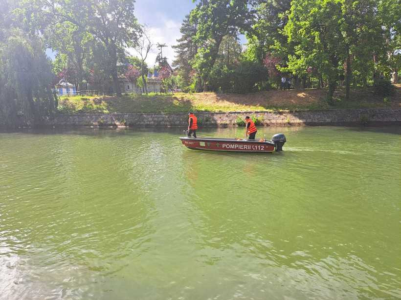 Un bărbat a murit după ce s-ar fi aruncat în canalul Bega din Timișoara. Scafandrii l-au căutat ore în șir