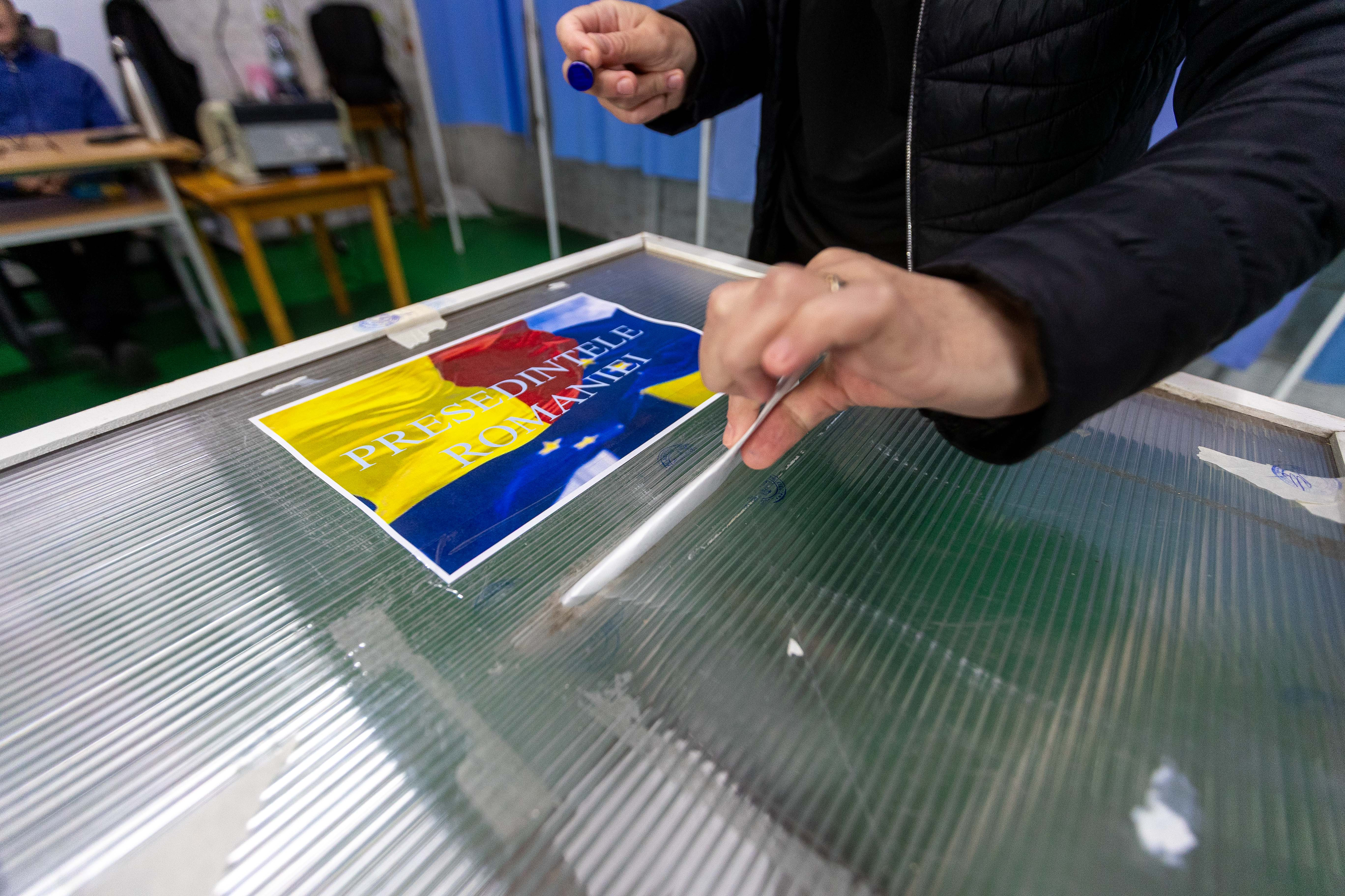 Prezență mare la vot în prima oră. Județele unde au votat cei mai mulți români | HARTĂ